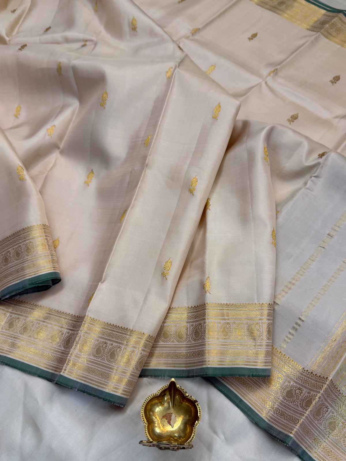 Aarani off white Zari Butta/kanjipuram silk saree clsa 12070